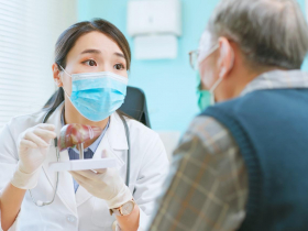 66歲男眼白泛黃、茶色尿，電腦斷層一照「肝已佈滿腫瘤」…黃疸是肝膽癌症前兆，5警訊要注意